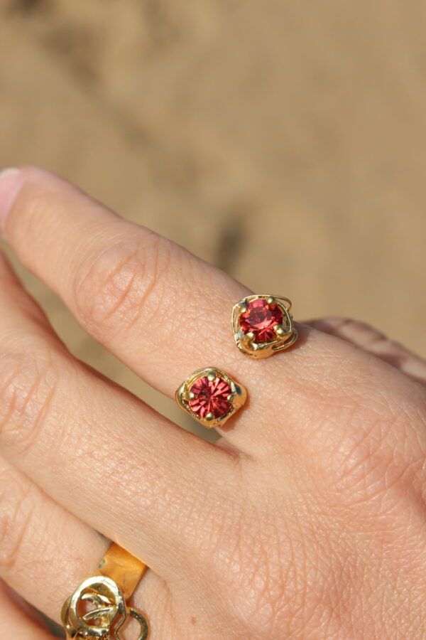 Anillo piedras rojas